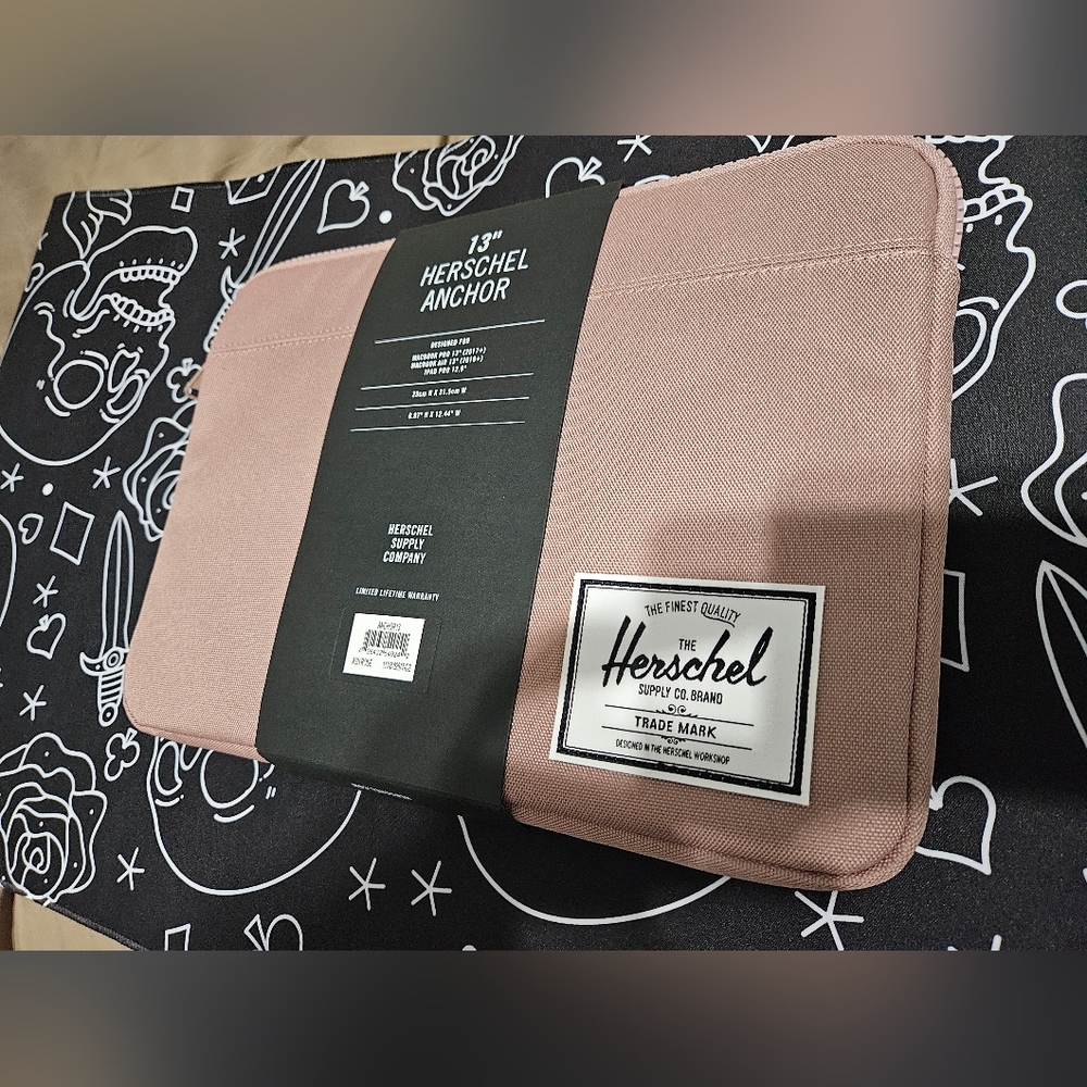Herschel Anchor Laptop Sleeve in Ash Pink